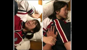 Nắm chặt tay any trong khi đang bị cấp trên dí liên tục