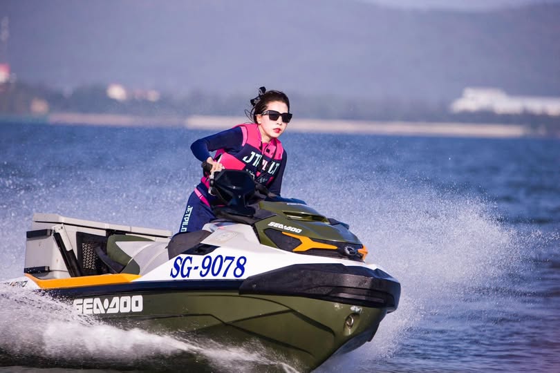 Kana Momonogi mê mẩn con cặc khỏe của cậu nhân viên