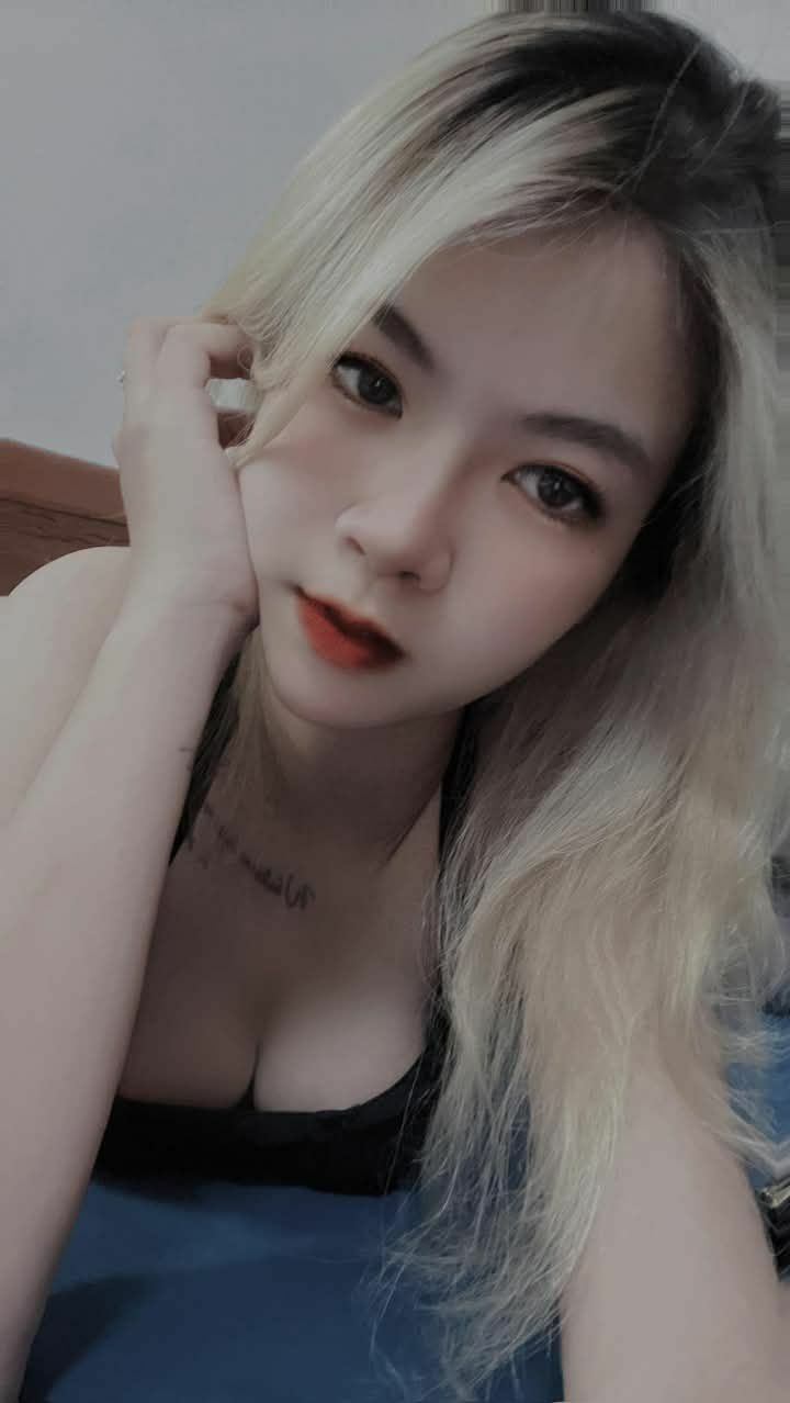 Một cô gái trẻ gợi cảm, làn da trắng như ngọc, nhảy múa khiêu gợi, mặc đồ lụa đen quyến rũ, đang quan hệ trên ghế sofa và bị quan hệ trong cái mông trắng to lớn này thật sự rất thú vị...
